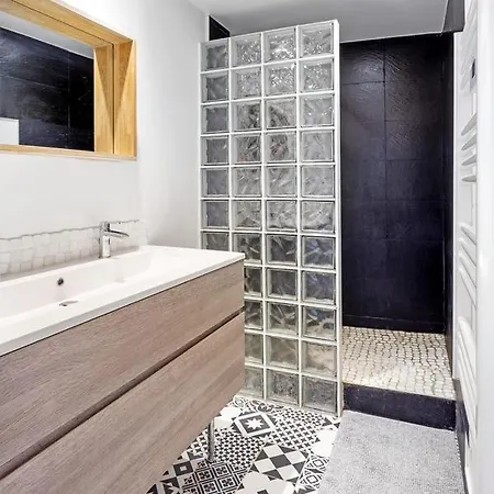 Bright And Through-apartment Apartament